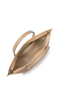 Sac à main en cuir beige avec une texture lisse, deux poignées rondes et un compartiment principal zippé, doté d'une doublure de couleur claire assortie.