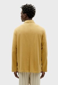 Thinking Mu ASTOR - Tunn jacka - mustard
