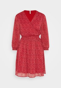 Vestido envolvente rojo con flores, mangas largas y transparentes, cintura elástica y falda a la altura de la rodilla sobre un fondo claro.