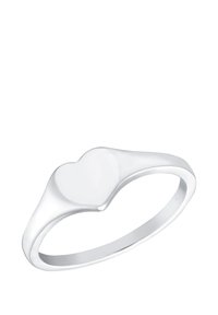 Anillo de plata con una parte superior en forma de corazón suave, banda pulida y un diseño simple y elegante sobre un fondo blanco.