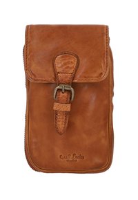 Borsetta in pelle marrone con zip, dotata di un pattina e una tracolla con fibbia metallica. Texture liscia con sottili dettagli di cucitura.