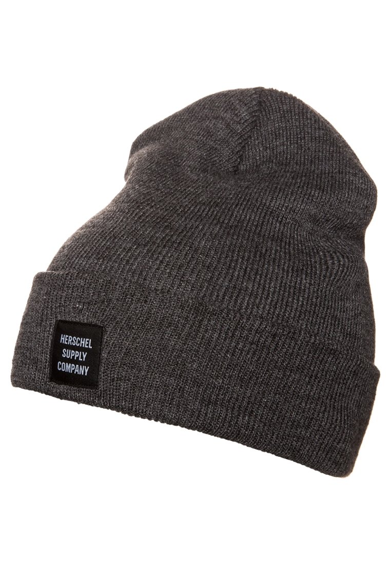 Donkergrijze gebreide beanie met omgeslagen rand en zwart etiket van "Herschel Supply Company" op de rand.