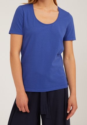 Sininen lyhythihainen t-paita, jossa on avara kaula-aukko, valmistettu pehmeästä kankaasta. Ominaisuuksiin kuuluu sileä pinta ja rento istuvuus, joka sopii arkisiin asusteisiin.