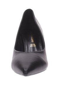 Zapato de tac�ón alto de piel negra con punta afilada y acabado suave, con texto dorado visible "Vera Pelle" en el interior.