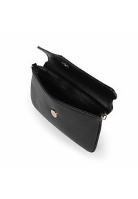 Clutch in pelle nera con una texture liscia, un profilo sottile e una chiusura a scatto color oro. L'interno presenta un vano principale.