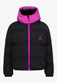 Svart boblejakke med rosa hette og glidelås, med en fremtredende logo på brystet, laget av et mykt, quiltet materiale.