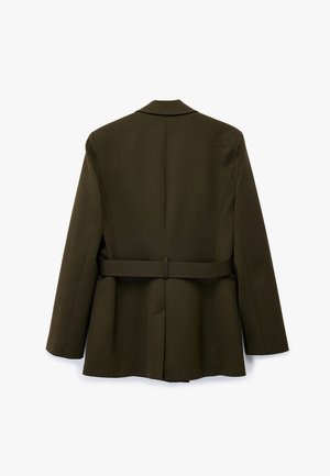 Blazer su misura verde oliva con silhouette strutturata, maniche lunghe e cintura abbinata in vita. Tessuto morbido.