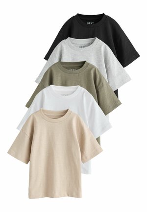 Öt póló egy halomban: fekete, szürke, olívazöld, fehér és bézs. Mind rövid ujjúak, kerek nyakúak és sima szövetűek.