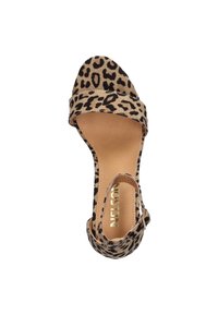 Leopardprint hoge hak sandaal van zacht materiaal, met een brede band over de tenen, open achterkant en gevoerde binnenzool. Gouden logo op de binnenzool.