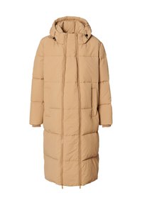 Lange beige gewatteerde winterjas met capuchon, rits aan de voorkant en zijzakken, ontworpen voor warmte en bescherming tegen koud weer.