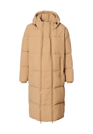 Manteau d'hiver long beige matelassé avec capuche, fermeture éclair à l'avant et poches latérales, conçu pour la chaleur et la protection contre le froid.