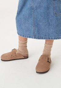 Next - SUEDE SLIP-ON CLOGS - Muiltjes - tan brown Miniatuurafbeelding 1