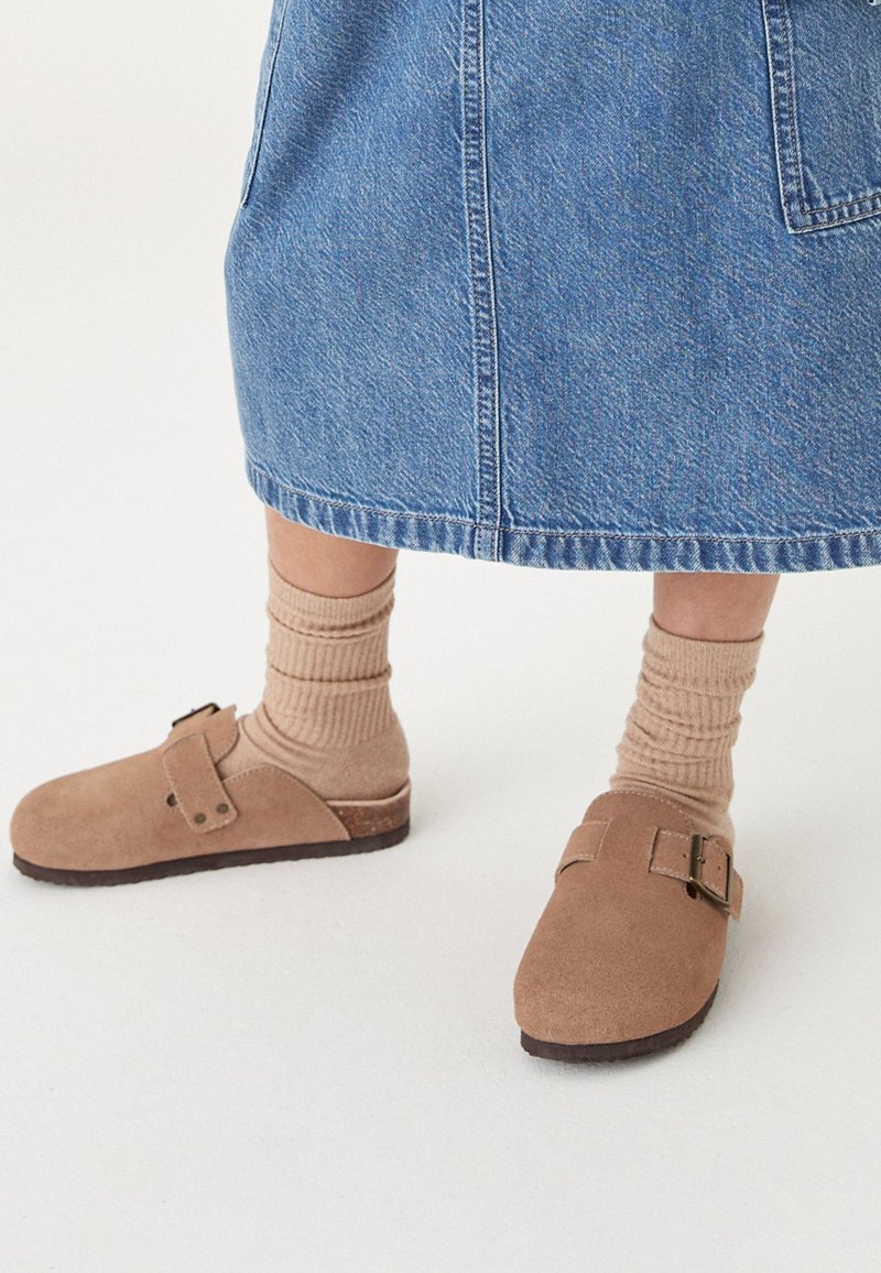 Next - SUEDE SLIP-ON CLOGS - Muiltjes - tan brown, Vergroten
