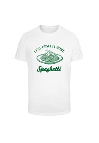 T-shirt en coton blanc avec du texte vert et un graphique de spaghetti avec une feuille de basilic, portant la mention "MOINS DE TRISTESSE, PLUS DE SPAGHETTI."