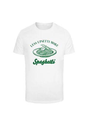 Biała bawełniana koszulka z zielonym napisem i grafiką spaghetti z liściem bazylii, z napisem "MNIEJ ZDENERWOWANIA WIĘCEJ Spaghetti."