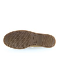 Suela de zapato de goma marrón con patrón de agarre texturizado e indentación lateral. Bordes suaves y área del talón reforzada. Inset rectangular cerca del centro.