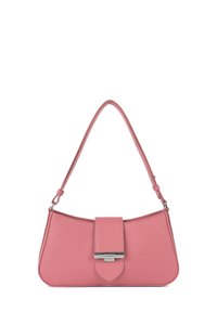 Borsa in pelle rosa con forma curva, pattina frontale piatta e hardware in argento. Presenta una sola tracolla regolabile per il trasporto.