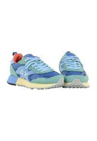 Sneaker sportive con una combinazione di tonalità blu, verde e corallo. Presentano una parte superiore in suede e mesh, lacci leggeri e una suola intermedia gialla imbottita.