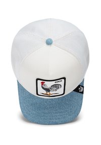 Gorra de béisbol con parte trasera de malla blanca y frontal de denim azul. Presenta un parche bordado de gallo y un botón azul en la parte superior.