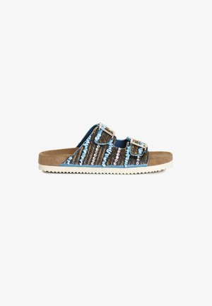 Blå og brun slide sandal med to justerbare spænder, tekstiler med lineære mønstre og en tan polstret sål.