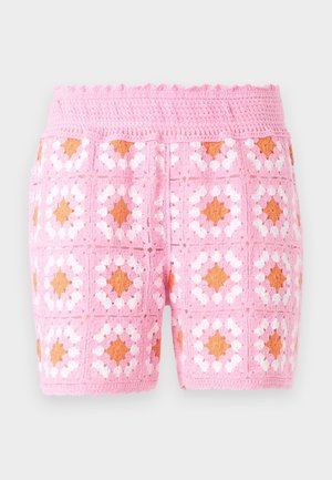Rosa gehäkelte Shorts mit quadratischem Muster und weißen sowie orangen Akzenten. Strukturierter Stoff mit wellenförmigem Bunddetail.