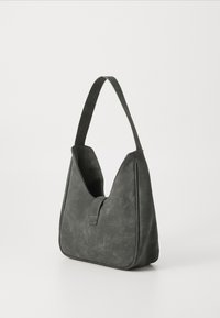 Sac à épaule en cuir gris avec une forme effilée, une large ouverture et une texture lisse. Détails de couture subtils le long des bords.