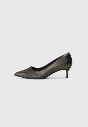 Pump a punta con finitura nera metallizzata, superficie texturizzata e tacco modesto. Design elegante con una silhouette classica.