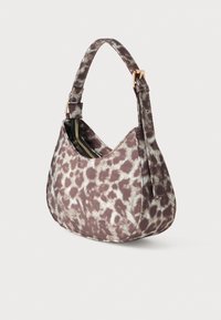 Rjava in bela torbica s potiskom leopardjega vzorca, z zlatim zadrgo in nastavljivim trakom, na belem ozadju.