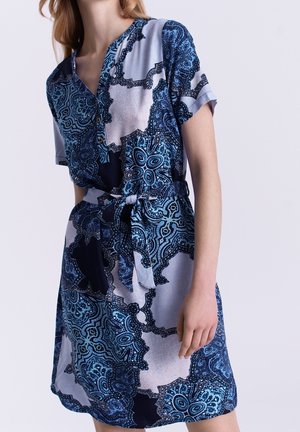 Korte mouwen jurk in verschillende tinten blauw, met een patroon, V-hals, knopen en een ceintuur die gestrikt kan worden voor een verstelbare pasvorm.