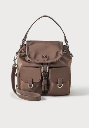 Sac à main en cuir marron avec poignée supérieure, bandoulière ajustable, fermeture à rabat, boucle avant et deux poches avant avec accents métalliques.