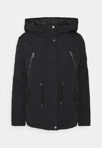 Svart isolerad jacka med huva, med två fickor med dragkedja på bröstet och dragsko i midjan, tillverkad av mjukt tyg.