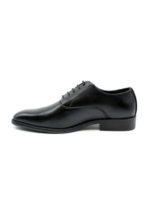 Chaussure de costume en cuir noir avec une finition lisse, bout pointu et six œillets pour les lacets. Présente une semelle en caoutchouc robuste et des détails de couture minimalistes.