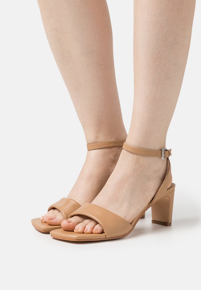 clarks nubuck sandals