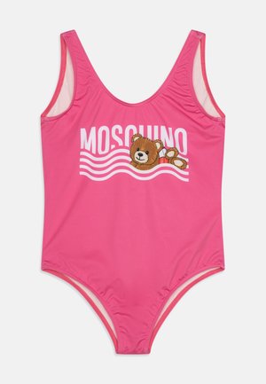 Bañador de una pieza rosa con un gráfico de oso y el texto "MOSCHINO", con una textura suave y escote clásico.