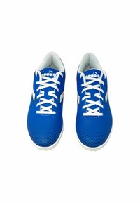 Scarpe da ginnastica blu con tomaia in rete, lacci bianchi e suola in gomma liscia. Presentano un design perforato e un logo di marca.