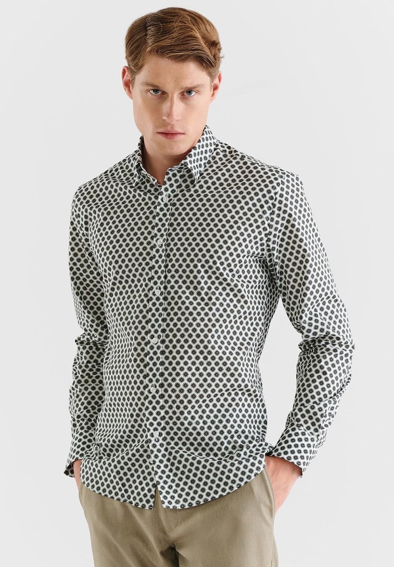 Biała koszula na guziki z czarnym wzorem w diamenty, długie rękawy i klasyczny kołnierzyk. Gładki materiał z dopasowanym krojem.