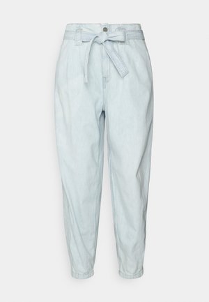 Lichtblauwe high waist spijkerbroek met een stoffen riem die aan de voorkant is gestrikt en elastische boorden bij de enkels.
