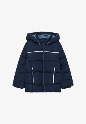 Granatowa pikowana kurtka dziecięca z kapturem, pełnym zamkiem z przodu oraz białymi odblaskowymi paskami na klatce piersiowej i kieszeniach.