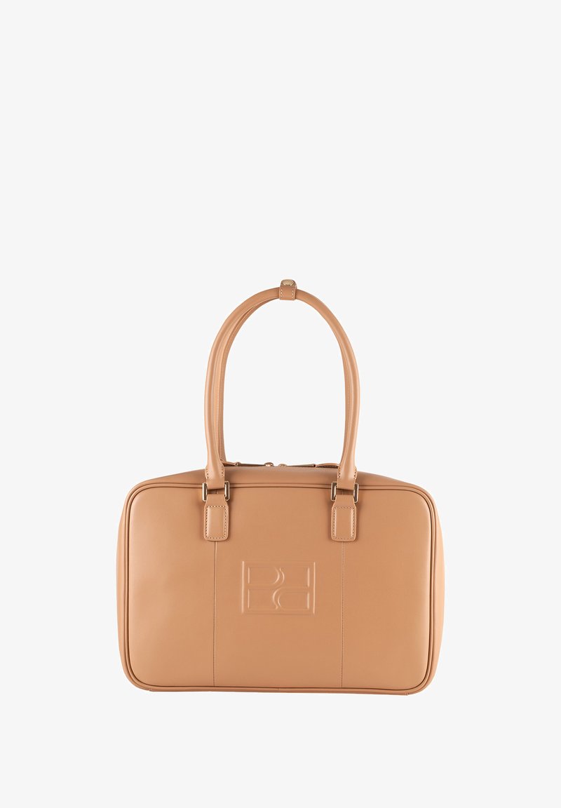 Taschen aus braunem Leder mit rechteckiger Form, doppelten Griffen, geprägtem Logo und Reißverschluss. Glatte Textur mit dezenten Nähdetails.