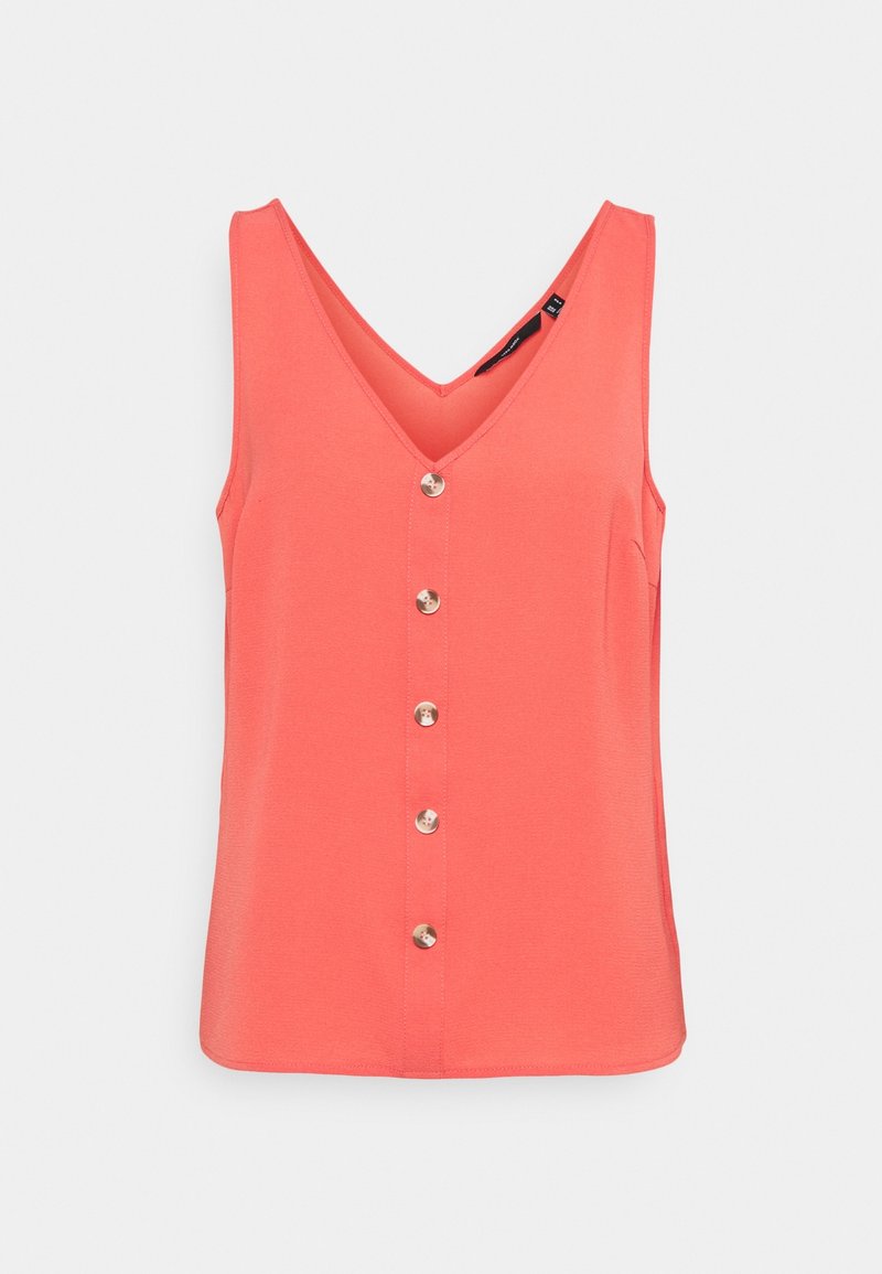 Top sans manches corail avec un col en V, ornée d'une rangée de boutons métalliques sur le devant et d'une texture lisse et douce.