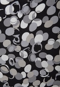Tkanina z wzorem różnorodnych okrągłych kształtów w odcieniach szarości i bieli na czarnym tle. Gładka faktura z błyszczącym wykończeniem.