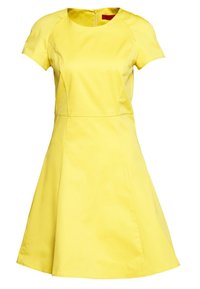 Felgele jurk met korte mouwen, een nauwsluitend lijfje, een uitlopende rok, een ronde halslijn en een rits aan de achterkant.