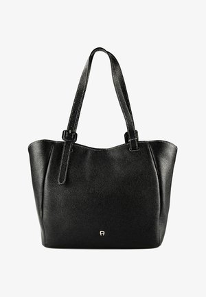 Schwarze Leder-Shopper-Tasche mit strukturierter Oberfläche, zwei Schulterriemen, weißen Nähten und kleinem silbernem Logo in der vorderen Mitte.