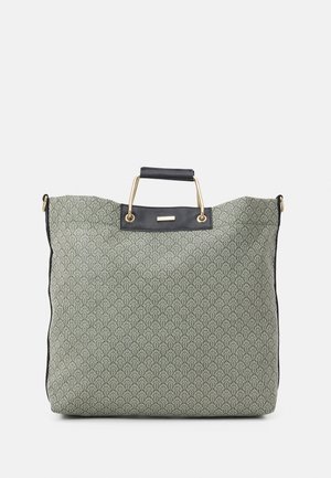 Duża torba typu tote z teksturowanej zielonej tkaniny z geometrycznym wzorem. Czarnie skórzane akcenty oraz solidne złote detale. Podwójne uchwyty u góry.