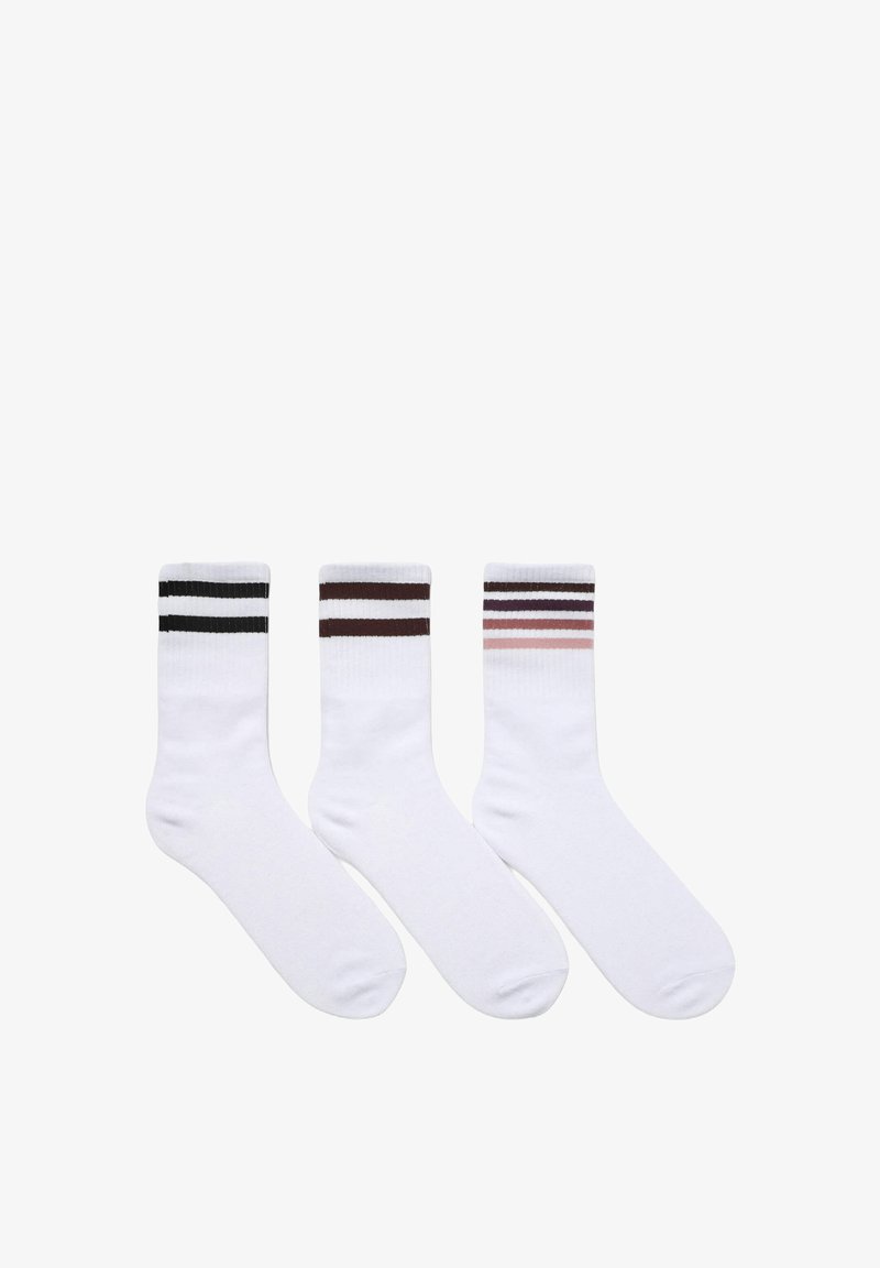 Tre paia di calzini bianchi con fasce a righe contrastanti alla caviglia; i colori comprendono nero, bordeaux scuro e rosa. Materiale morbido, lunghezza alla caviglia.