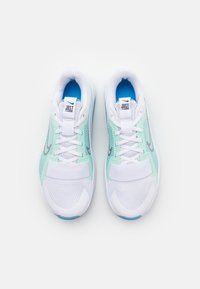 Nike Performance MC TRAINER 2 - Sapatilha de treino - white/metallic silver/mint/universal blue/black