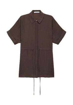 Dunkelbraunes Hemdblusenkleid mit kurzen Ärmeln, Kragen, zwei aufgesetzten Taschen vorne, verdeckter Knopfleiste und Kordelzügen, die an der Taille hängen.