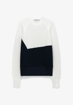 Bluza prążkowana z białą górną częścią i granatową dolną częścią z geometrycznym wzorem. Okrągły dekolt i kontrastowe mankiety.