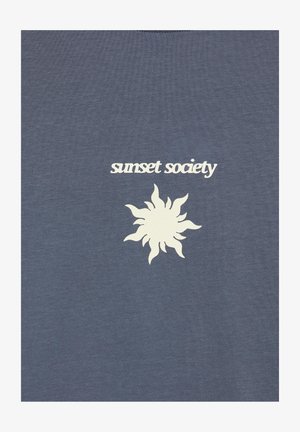 Soare stilizat alb cu raze unduitoare sub expresia „sunset society” pe un fond simplu dintr-un material albastru închis.