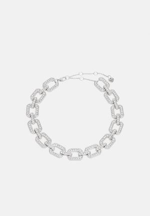 Zilverkleurige ketting met rechthoekige schakels bezet met kleine heldere kristallen en verstelbare sluiting met hartvormige hanger.